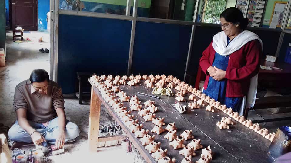 ashaniketan1 Asha Niketan making candles